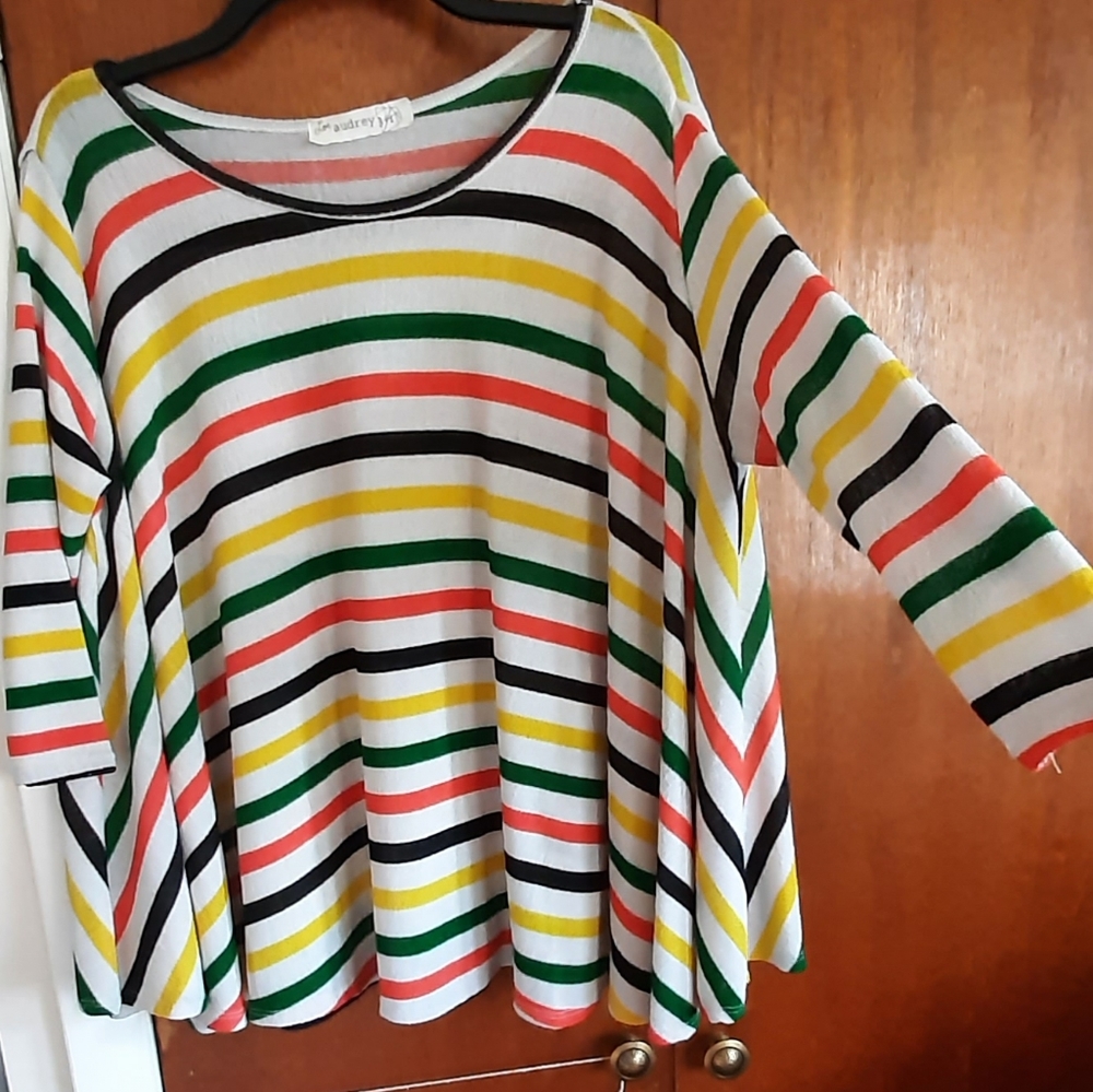 Super cute flowy poncho top in great condition